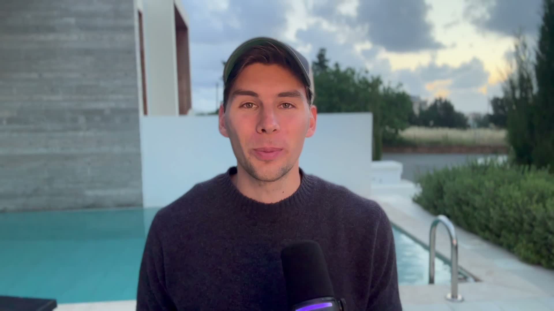 Jonas in der Willkommens-Lektion von Kapitel 1 der ReiseFrei-Ausbildung